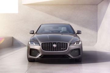 Lưới tản nhiệt và đèn pha ở phía trước của Jaguar XF 2024 là điểm nhấn độc đáo