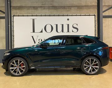 Kết cấu thân xe Jaguar F-Pace 2024 được làm từ nhôm nguyên khối, giúp giảm trọng lượng và tăng tính vững chắc, giảm thiểu biến dạng trong các tình huống va chạm.