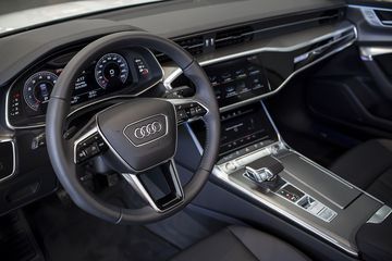 Audi A7 2024 trang bị vô lăng 3 chấu đặc trưng tích hợp các nút điều khiển tiện ích