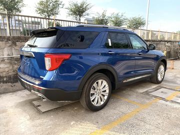 Đuôi xe Ford Explorer 2023 có form dáng vuông vức nam tính.