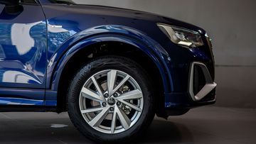 Audi Q2 2024 trang bị bộ lazang đa chấu 17 inch là tiêu chuẩn.