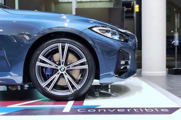 Bộ la-zăng M thể thao dạng 5 chấu kép kích thước 18 inch của BMW 430i 2024