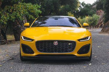 Phần đầu xe Jaguar F-Type 2024 được trang trí bằng calang lớn, với lưới tản nhiệt hình lục giác đẹp mắt