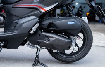 Honda Vario 2023 được trang bị khối động cơ eSP+ 4 van, hệ thống phun xăng điện tử PGM-FI 4 kỳ, làm mát bằng dung dịch và đạt tiêu chuẩn khí thải Euro 3.