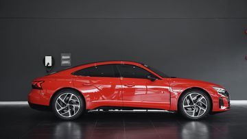 Về phía hông, Audi e-tron GT 2024 tỏa sáng với phong cách cá tính và thể thao, nhờ vào thiết kế coupe với mui xe dài và phần nóc vuốt sâu về phía đuôi