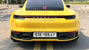 Đuôi xe của Porsche 911 Carrera S 2024 có thanh đèn LED một mảnh vắt ngang