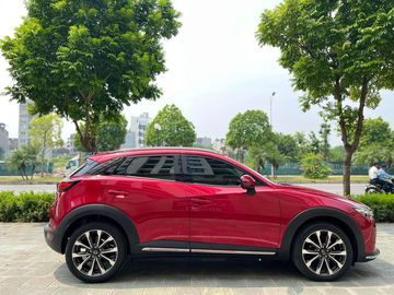 Di chuyển sang hai bên, bạn có thể dễ dàng nhận thấy rằng Mazda CX-3 2023 là một phiên bản 'nâng cấp' từ Mazda 2 hatchback