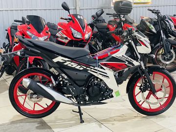 Suzuki Satria 2023 đang rất được giới trẻ yêu thích nhờ ngoại hình thể thao và hiện đại.