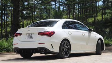 Đuôi xe Mercedes A35 AMG 2024 toát lên vẻ ngoại hầm hố và quyết đoán, phản ánh sự tự tin của người lái.