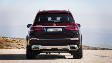 Phần đuôi của Mercedes GLS600 Maybach 2024 không có nhiều thay đổi so với dòng GLS, chỉ có những đường viền crom trải dài theo chiều rộng của phần đuôi