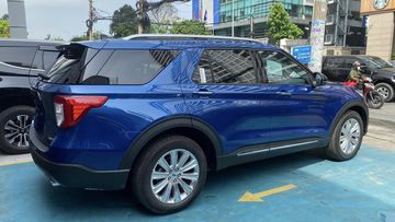 Hệ thống khung kính và các trụ trên Ford Explorer 2023 được sơn màu đen, tạo hiệu ứng “mui bay” độc đáo.