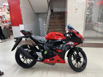 Suzuki GSX R150 2023 là một mẫu sportbike có nhiều ưu điểm phù hợp với những người yêu thích xe côn tay.