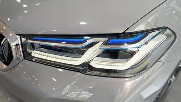 Cụm đèn pha trên xe được áp dụng công nghệ thông minh “BMW Laserlight”