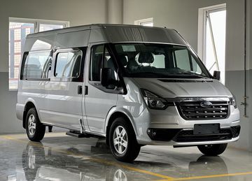 Với giá bán trên 800 triệu đồng, Ford Transit 2023 là lựa chọn hoàn hảo trong phân khúc minibus 16 chỗ