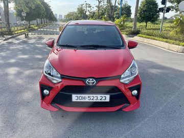 Lưới tản nhiệt trên Toyota Wigo 2023 vẫn giữ nguyên vẻ đẹp của thiết kế hình thang quen thuộc, nhưng được mở rộng và kéo dài đến phần cản trước, tạo ra một diện mạo mới mẻ và hấp dẫn hơn.