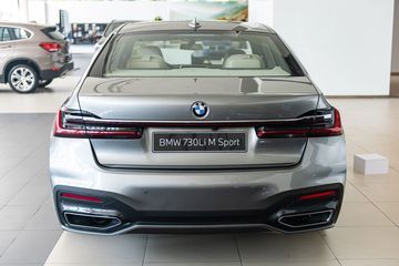 Tổng thể phần đuôi của BMW 730 2024 tạo ra ấn tượng mạnh mẽ và chắc chắn