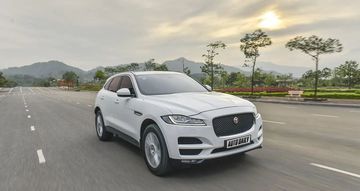 Jaguar F-Pace 2024 trang bị danh sách các tính năng an toàn tiên tiến để hỗ trợ tối đa người lái trên mọi loại đường