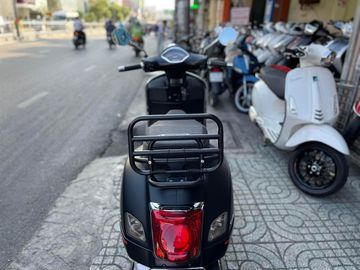 Vespa GTS Super 2023 có hệ thống đèn hậu và đèn xi-nhan vuông vức, sử dụng công nghệ LED cao cấp