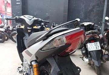 Cụm đèn hậu của Yamaha Jupiter FI 2023 được thiết kế theo phong cách thể thao, mạnh mẽ