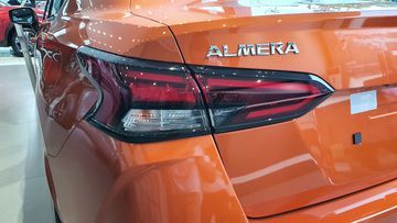 Cụm đèn hậu trên Nissan Almera 2023 được thiết kế hình mũi tên