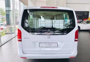 Phần đuôi xe Mercedes V250 Luxury 2024 tỏa sáng và gọn gàng với đèn hậu LED dạng trụ và đèn phanh thứ ba nổi bật