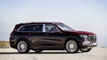 Mercedes GLS600 Maybach 2024 thể hiện sự sang trọng và ấn tượng từ bên hông, với các chi tiết crom đặc biệt ở trụ B