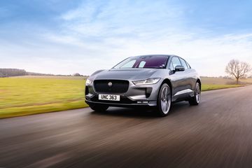 Jaguar I-Pace 2023 trang bị nhiều tính năng an toàn đáng giá để bảo vệ người lái một cách toàn diện.