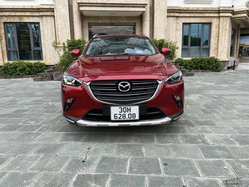 Mazda CX-3 2023 khi nhìn từ phía trước tạo ấn tượng mạnh mẽ với những đường gân dập nổi kéo dài từ nắp capo xuống lưới tản nhiệt