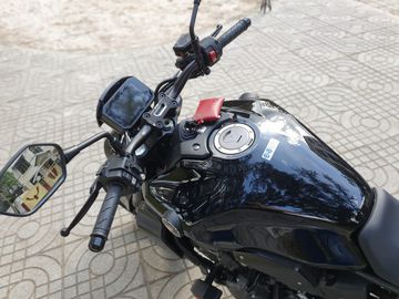 Honda CB1000R 2023 có bình xăng với thiết kế dập lõm độc đáo, tương tự như các mẫu xe phân khối lớn khác.