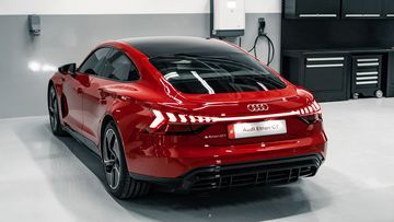 Phần đuôi của Audi e-tron GT 2024 được bo tròn mềm mại