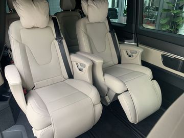 Hàng ghế thứ hai trên Mercedes V250 AMG 2024 được trang bị nhiều tiện ích nhất giống như trong khoang thương gia.