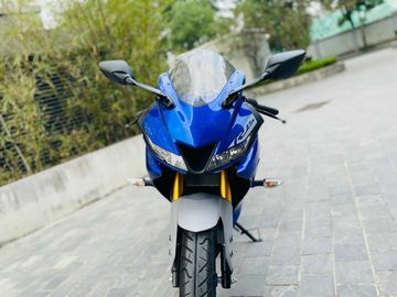 Phần đầu của Yamaha YZF R15 2023 được thiết kế gọn gàng hơn so với trước đây