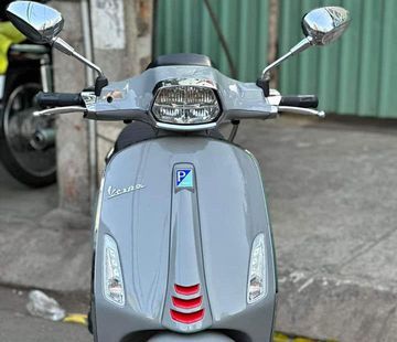 Vespa Sprint 2023 ấn tượng với cụm đèn pha hình lục lăng sắc nét và viền chrome sang trọng