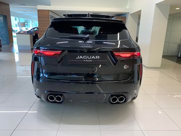 Phần đuôi của Jaguar F-Pace 2024 hiện ra với vẻ vững chãi với thiết kế liền mạch các đường nét và sự cân đối form dáng.