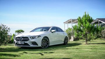 Phiên bản Mercedes-AMG A35 4Matic 2024 gây ấn tượng với vẻ ngoài thể thao và bộ trang bị cao cấp, đem lại cảm giác lái hứng khởi.