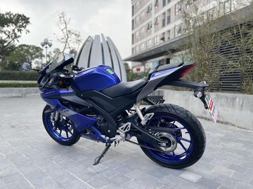 Phần đuôi xe của Yamaha YZF R15 2023 gợi nhớ đến mẫu xe R1 với ốp nhựa rỗng giúp cải thiện tính khí động học.