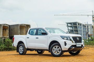 Thân xe Nissan Navara 2023 có nhiều đường gân dập nổi sắc nét hơn, đặc biệt là phần trụ B được sơn đen tạo điểm nhấn hấp dẫn