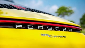 Logo thương hiệu được thiết kế độc đáo và lôi cuốn ở đuôi xe của Porsche 911 2024