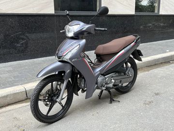 Yamaha Jupiter 2023 được thiết kế với các đường nét mềm mại ở phần đầu xe và yếm trước, tạo nên sự hài hòa