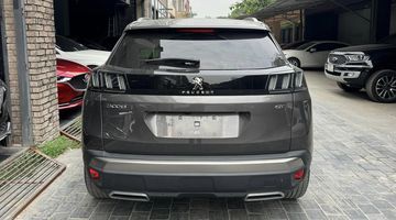 Thiết kế phần đuôi của Peugeot 3008 2023 vẫn gây ấn tượng mạnh mẽ với cụm đèn hậu hình khối 3D và được đặt gọn gàng ở hai bên thân xe.