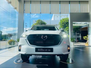 All New Mazda BT-50 gây ấn tượng với lưới tản nhiệt lớn, mở rộng ra hai bên và được đặt cao