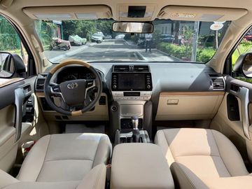 Tổng quan về khoang lái trên Toyota Land Cruiser Prado 2023.