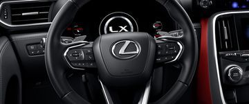 Vô-lăng của Lexus LX 600 F Sport 2024 được bọc da với họa tiết độc đáo