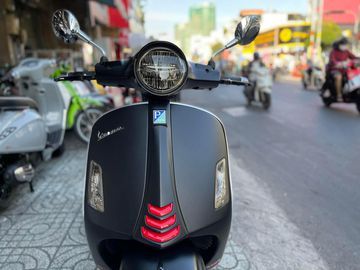 Vespa GTS Super 2023 được trang bị đèn tròn 2 tầng cho hệ thống đèn chiếu sáng trước và sử dụng công nghệ full LED hiện đại