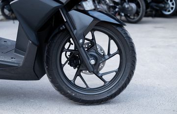 Honda Vario 2023 trang bị bộ lốp lớn và dày, kích thước 14 inch.