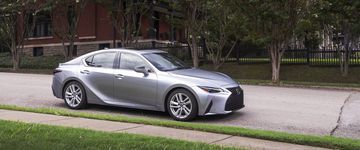 Lexus IS300 2024 Luxury với phong cách lịch lãm và sang trọng