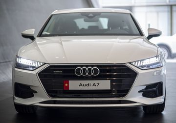 Mặt trước của Audi A7 Sportback 20245 được trang bị bộ lưới tản nhiệt lục giác khung đơn được mở rộng so với phiên bản trước, với những thanh nan nằm ngang đặc trưng