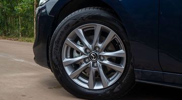 Mâm xe 5 chấu 16 inch của Mazda 3 2023 sơn bạc, mang lại vẻ đẹp liền lạc và sang trọng.