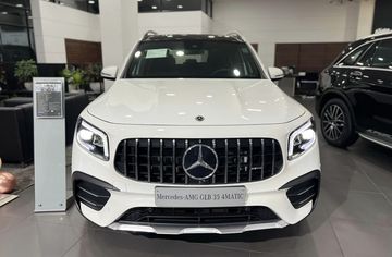 Thiết kế phần đầu xe của Mercedes GLB 35 AMG 2024 vẫn giữ nguyên sự độc đáo từ những tay nghệ nhân tài ba của AMG, bao gồm lưới tản nhiệt Panamericana nổi tiếng kèm logo ngôi sao 3 cánh lớn nằm ở trung tâm