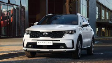 Phần đầu xe KIA Sorento 2023 có thiết kế lưới tản nhiệt theo phong cách mũi hổ đặc trưng.